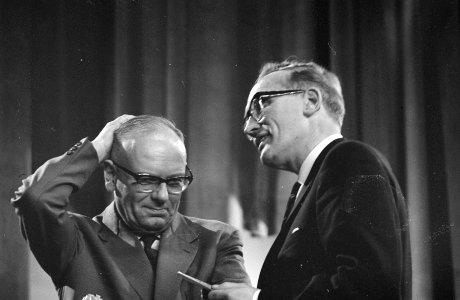 Dit is uw Leven (van Henk Oostinga , journalist ) Henk Oostinga ontmoet oude ke, Bestanddeelnr 913-3045