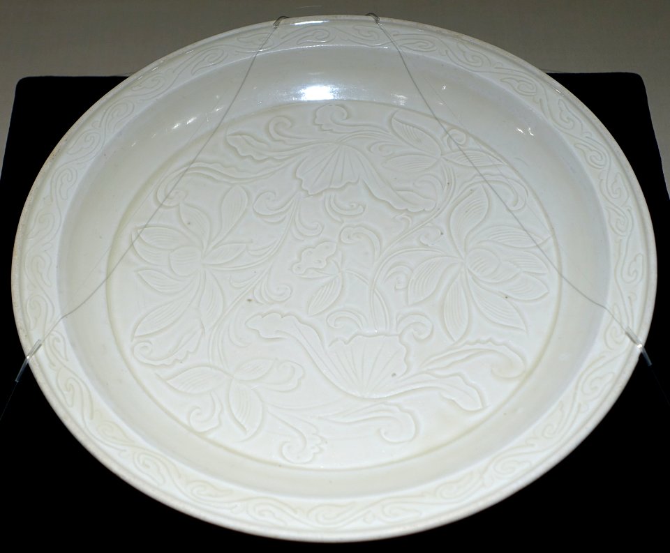 Dish with incised lotus design, China, Ding kiln, Northern Song dynasty, 11th-12th century AD, white porcelain - Matsuoka Museum of Art - Tokyo, Japan - DSC07312