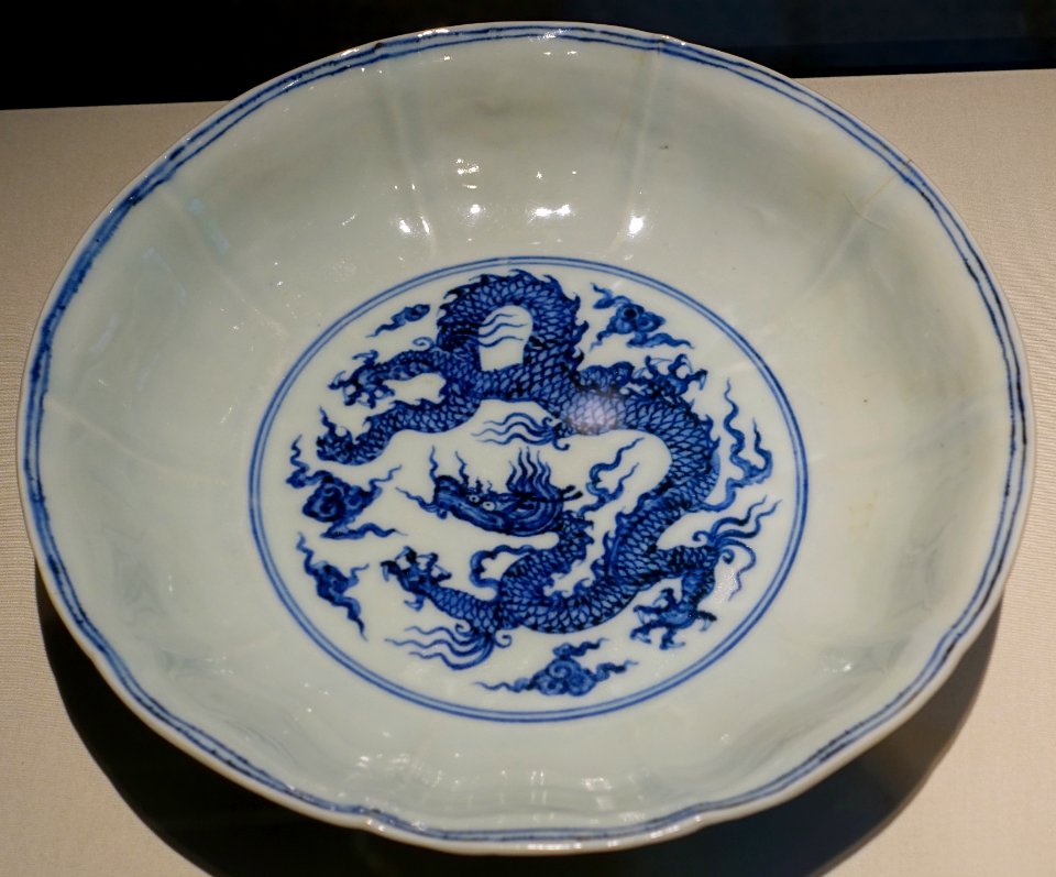 Dish with ten lobes, China, Jingdezhen, Ming dynasty, Xuande mark and period, 1426-1435, porcelain, cobalt under colorless glaze - Freer Gallery of Art - DSC04984