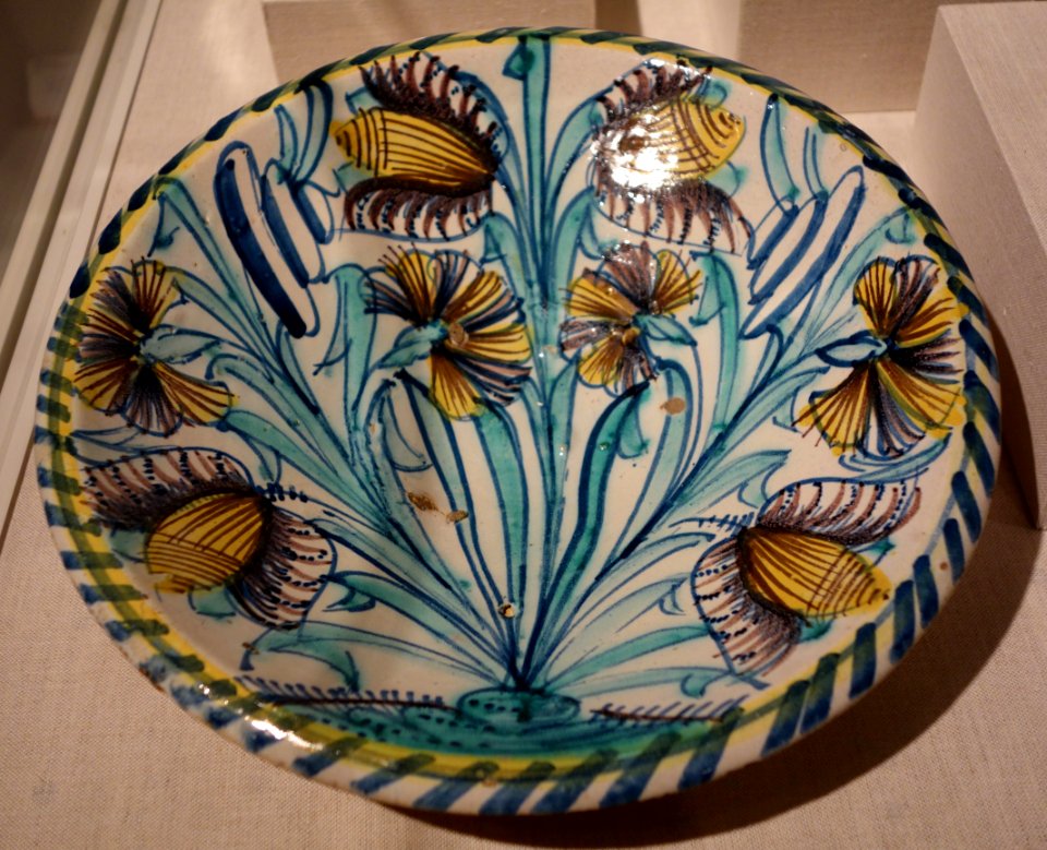 Dish with tulips, London, England, 1670-1690, tin-glazed earthenware - Winterthur Museum - DSC01346