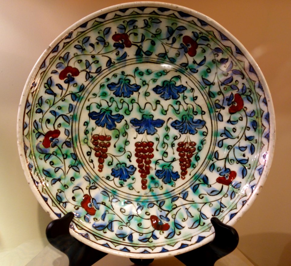Dish with vines and grapes, Turkey, Iznik, 17th century AD, composite body, underglaze-painted - Huntington Museum of Art - DSC05010