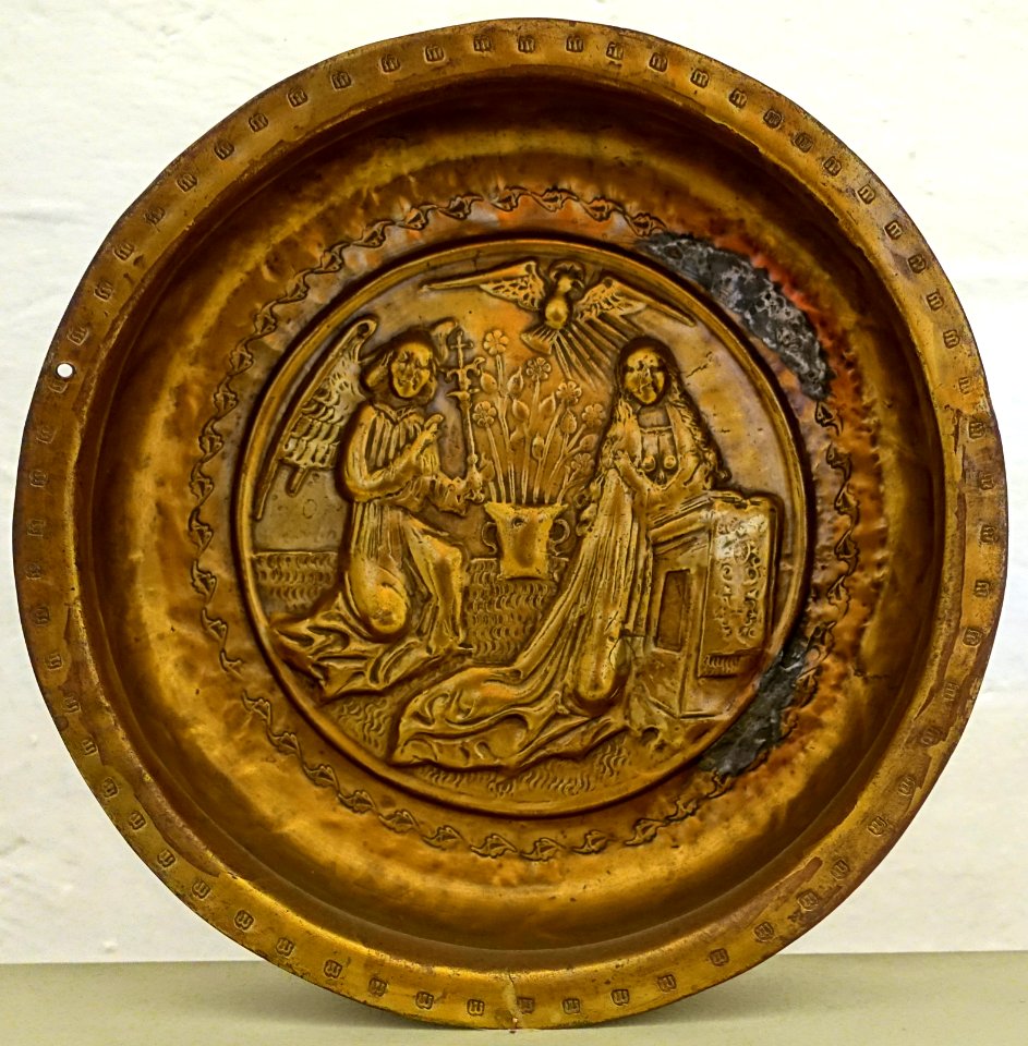 Dish with the Annunciation, Nuremberg, early 1500s, brass - Germanisches Nationalmuseum - Nuremberg, Germany - DSC03694