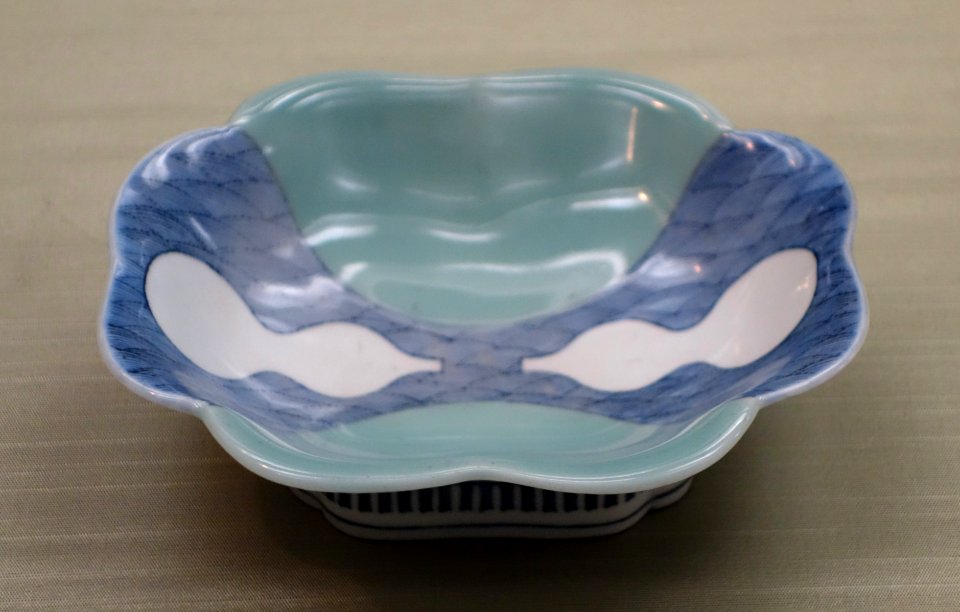 Dish with gourd design, Nabeshima ware, Edo period, 17th century, underglaze blue with celadon glaze - Tokyo National Museum - DSC06037