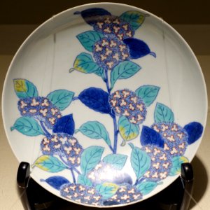 Dish with hydrangea design, Japan, Arita, Edo period, 17th to early 18th century AD, enamelled Nabeshima ware - Matsuoka Museum of Art - Tokyo, Japan - DSC07284