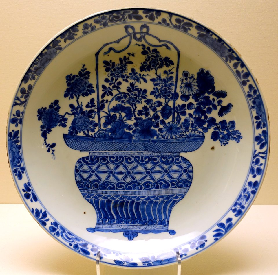Dish with flower basket, China, Qing dynasty, Kangxi period, 1662-1722, blue and white porcelain - Ethnological Museum, Berlin - DSC02019