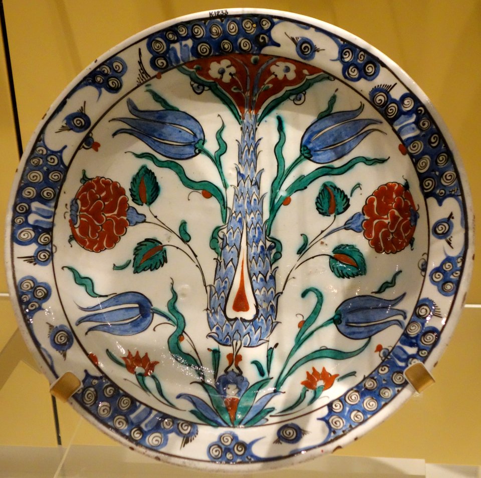 Dish with cypress, Turkey, Iznik, c. 1575, underglaze-painted stonepaste - Royal Ontario Museum - DSC04735
