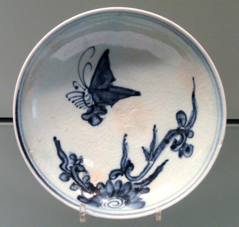 Dish with Butterfly and Flower Design, c. 1620-1640, Arita, hard-paste porcelain with underglaze cobalt - Gardiner Museum, Toronto - DSC00373