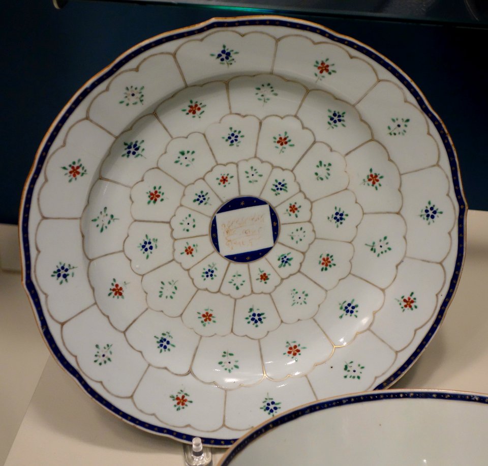 Dish with Farsi inscription of Reza Khan, Chinese porcelain, 1790-1810 - Winterthur Museum - DSC01506