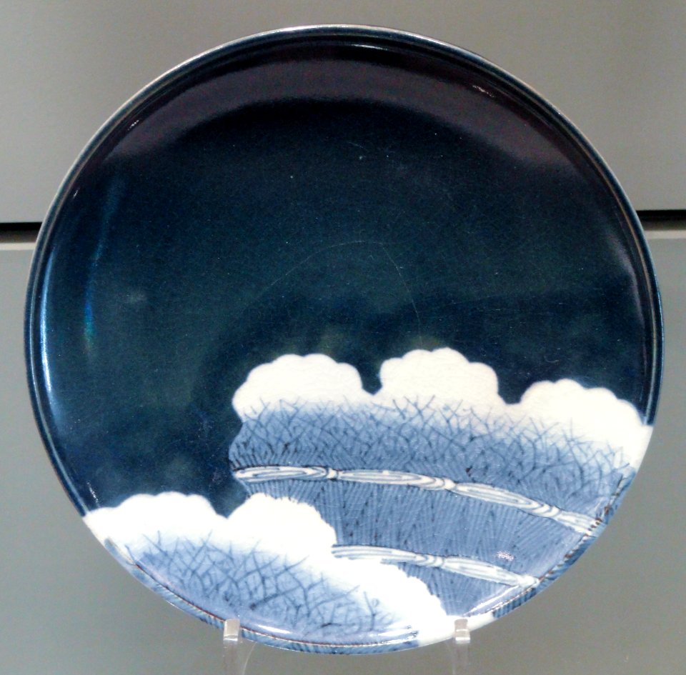 Dish with Banded Hedge Design, c. 1660-1680, Arita, hard-paste porcelain with underglaze cobalt - Gardiner Museum, Toronto - DSC00428