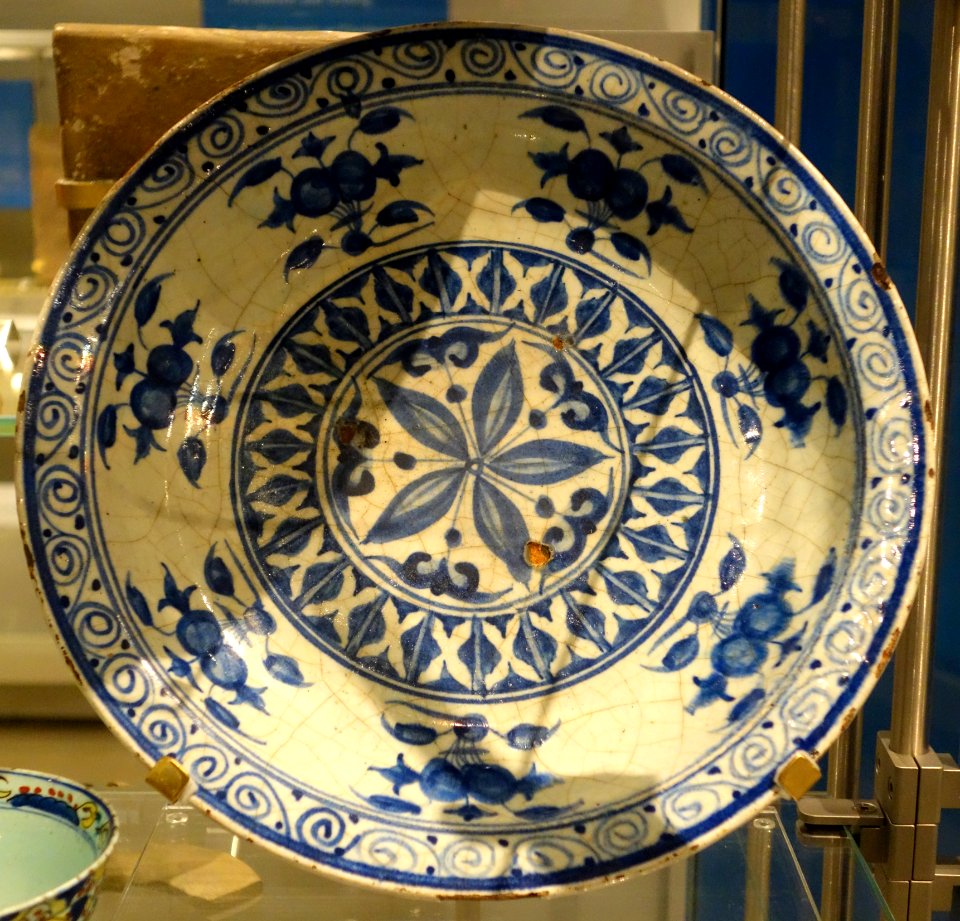 Dish with blue-and-white design, Iran, Tabriz, early 16th century, stonepaste, cobalt paint, colourless alkali glaze - Royal Ontario Museum - DSC04609