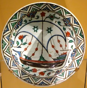 Dish with sailing ship, Turkey, Iznik, c. 1600, underglaze-painted stonepaste - Royal Ontario Museum - DSC04731