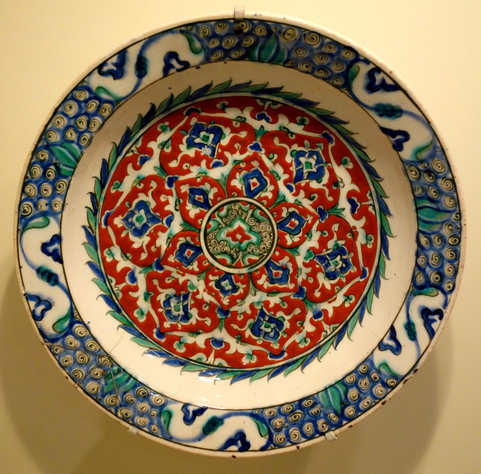 Dish with floral design, Iznik ware, Turkey, Iznik, Ottoman period, 2nd half of 16th century, earthenware with underglaze polychrome painting - Cincinnati Art Museum - DSC04107