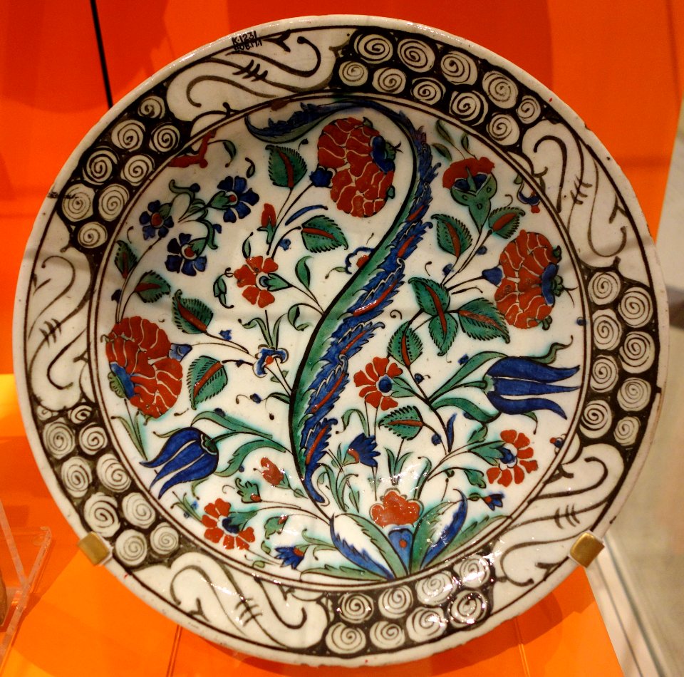 Dish with naturalistic flowers, Turkey, Iznik, mid 16th century, underglaze painted stonepaste - Royal Ontario Museum - DSC04674
