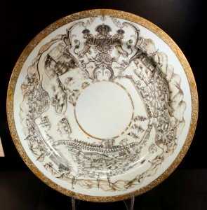 Dish with Stockholm scenes and Sweden's national coat of arms, China, Qing dynasty, Qianlong period, c. 1730 AD, porcelain - Östasiatiska museet, Stockholm - DSC09508