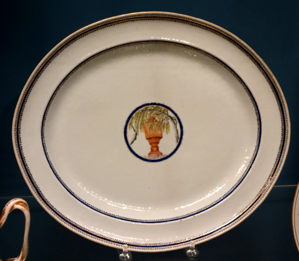 Dish with L'Urne Mysteriouse containing silhouettes of the executed Louis XVI and family, Chinese porcelain, 1793-1800 - Winterthur Museum - DSC01532