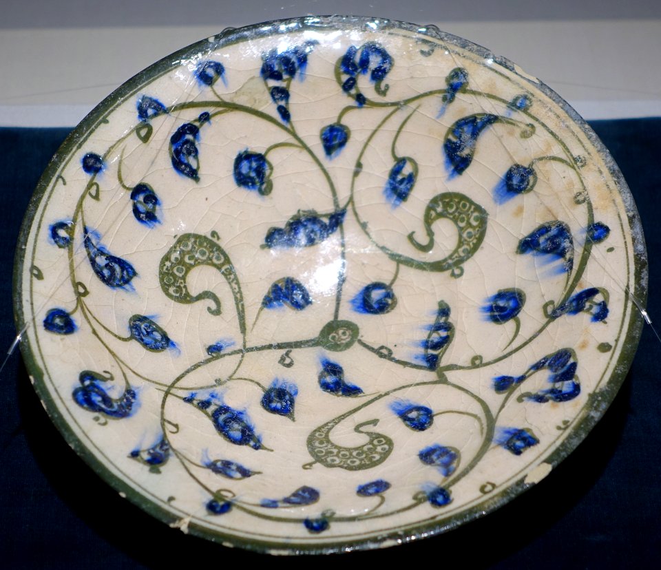 Dish with arabesque design, Iran, 13th century AD, blue and green glaze on white ground pottery - Matsuoka Museum of Art - Tokyo, Japan - DSC07262