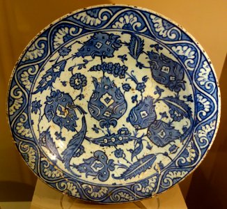 Dish with blue and white design of palmettes, flowers, and saz leaves, Turkey, Iznik, 16th-17th century AD, composite body, underglaze-painted - Huntington Museum of Art - DSC05019