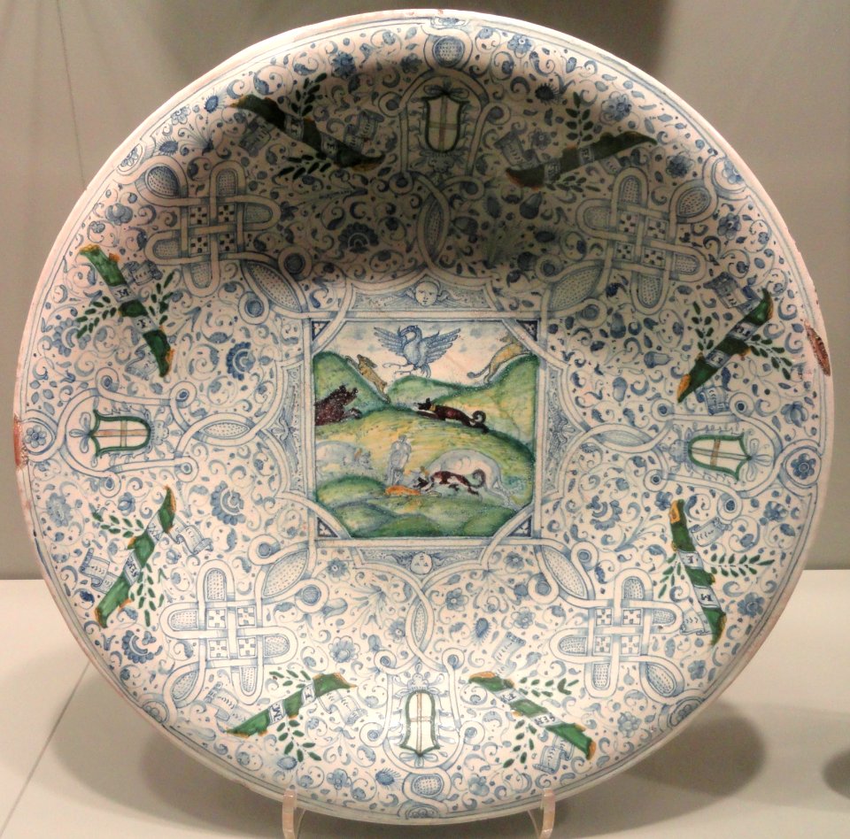 Dish with Hunting Scene, c. 1500-1550, Cfaggiolo or Gagliano, Italy, tin-glazed earthenware (maiolica) - Gardiner Museum, Toronto - DSC01286