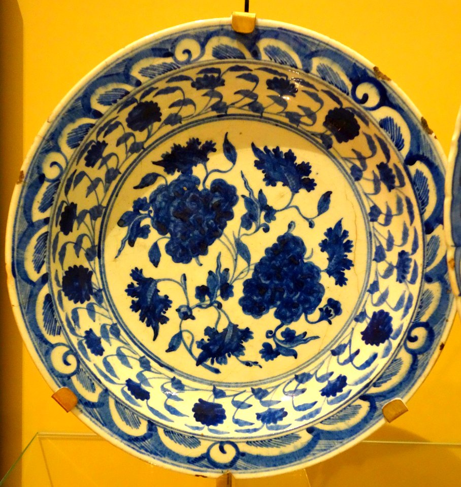 Dish with peony design imitating early Ming porcelain, with 'heaped and piled' brush, Iran, Nishapur, c. 1500, underglaze-painted stonepast - Royal Ontario Museum - DSC04677