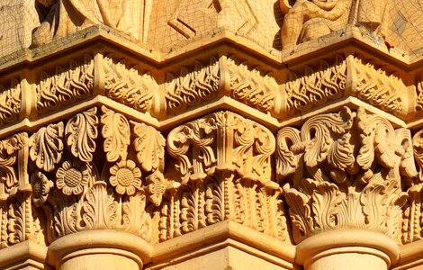 Floral travel pillar