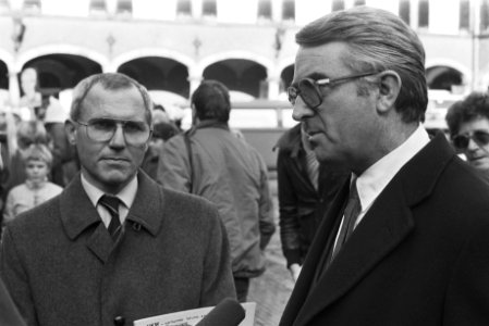 Dissidente CDA-Kamerleden Stef Dijkman (l) en Jan Nico Scholten op het Binnenhof, Bestanddeelnr 932-7807