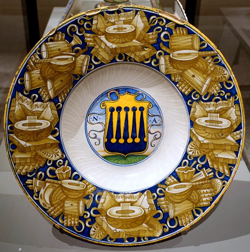 Dish with Agostini family arms, Italy, Castel Durante or Fabriano, c. 1530, maiolica - Wadsworth Atheneum - Hartford, CT - DSC05046