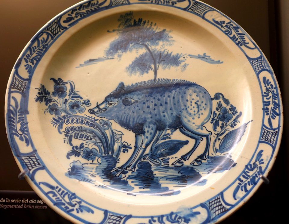 Dish with boar, segmented brim series, c. 1770-1880 - Alcázar of Seville, Spain - DSC07364
