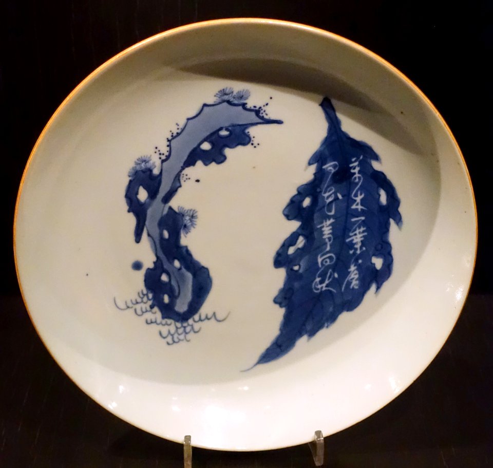 Dish with poem, China, Ming or Qing dynasty, porcelain with underglaze blue - Östasiatiska museet, Stockholm - DSC09490