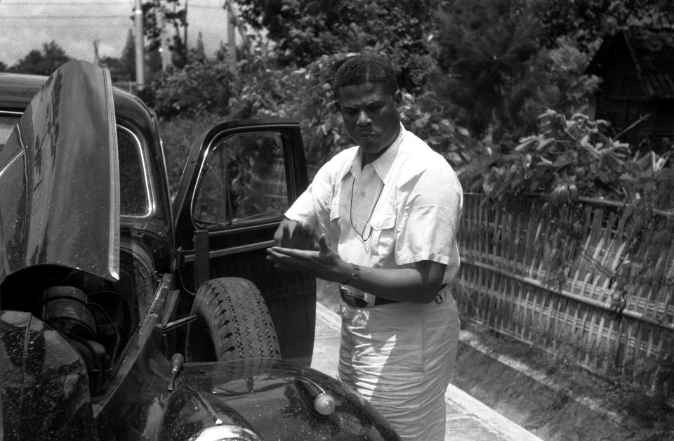 Djokjakarta De gewezen auto van president Soekarno heeft pech. Kolonel Julian z, Bestanddeelnr 3986