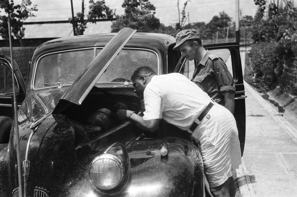 Djokjakarta De gewezen auto van president Soekarno heeft pech. Kolonel Julian …, Bestanddeelnr 508-6-1
