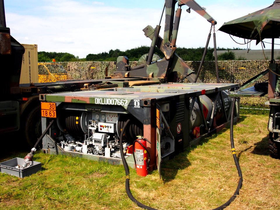 DKLU007662 army transportable fuel station