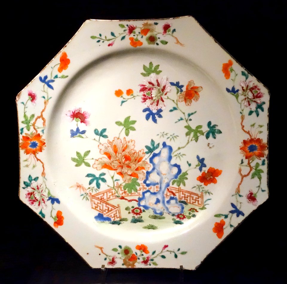 Dish, China, Qing dynasty, Qianlong period, 1736-1795 AD, famille rose porcelain - Östasiatiska museet, Stockholm - DSC09545