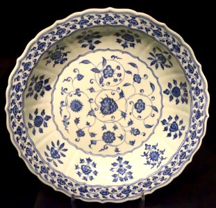 Dish, China, Ming dynasty, Yongle (1403-1424), porcelain with underglaze blue - Östasiatiska museet, Stockholm - DSC09450