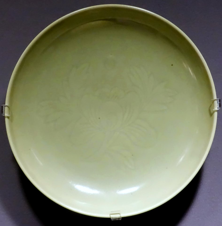 Dish, China, Qing dynasty, Yongzheng reign, 1723-1735 AD, stoneware, celadon glaze - Museum of Anthropology, University of British Columbia - DSC09139