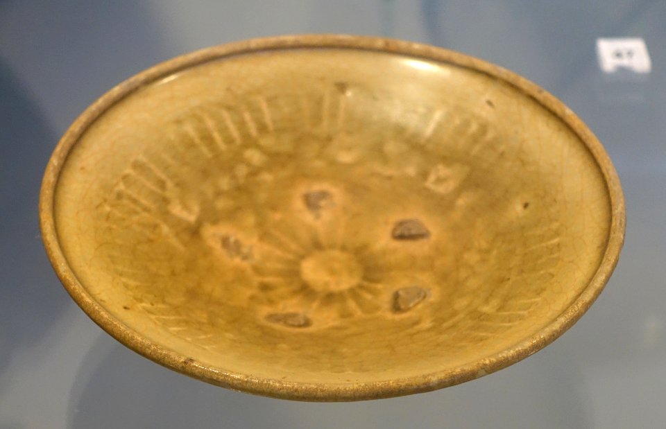 Dish, celadon glaze ceramic - Lý dynasty, 11th-12th century AD - Vietnam National Museum of Fine Arts - Hanoi, Vietnam - DSC05395