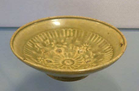 Dish, celadon glaze ceramic - Lý dynasty, 11th-12th century AD - Vietnam National Museum of Fine Arts - Hanoi, Vietnam - DSC05385