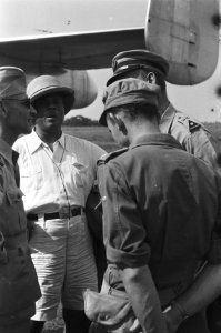 Djokjakarta Kol. H. Julian op het vliegveld in gesprek met kolonel D.R.A. van …, Bestanddeelnr 508-3-5