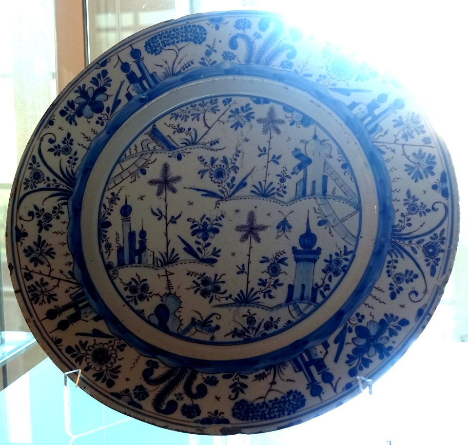 Dish, 1650-1700, faience - Museu Nacional de Soares dos Reis - Porto, Portugal - DSC00336