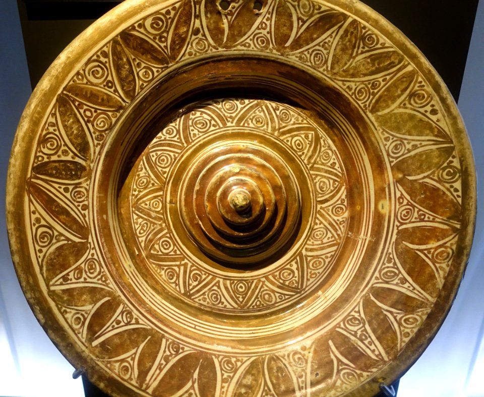 Dish, 16th century, luster - Alcázar of Seville, Spain - DSC07354