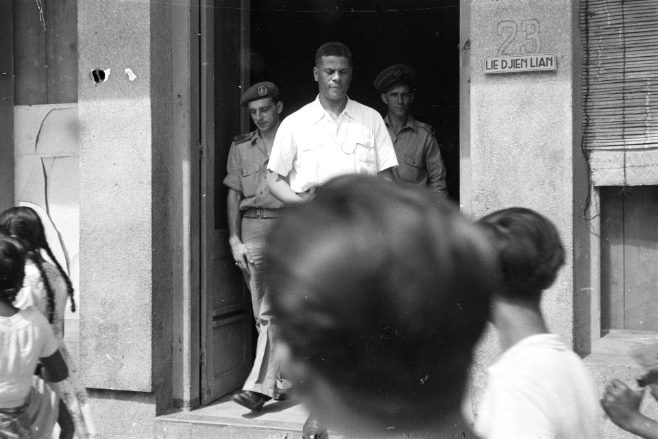 Djokjakarta. Kolonel Julian verlaat een pand met het huisnummer 23 en de naam L, Bestanddeelnr 3989