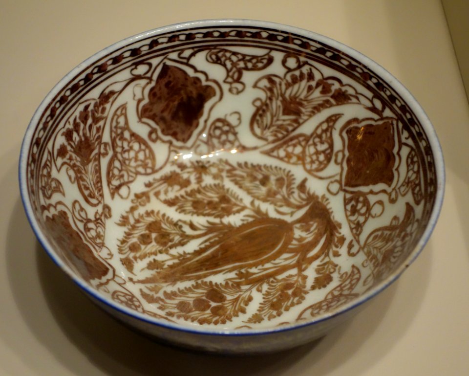 Dish, Iran, Safavid period, 2nd half of 17th century, earthenware with overglaze luster painting - Cincinnati Art Museum - DSC04133