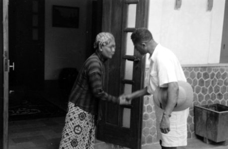 Djokjakarta Kol. Julian neemt afscheid van de oud-regent K.R.T. Djogonegoro., Bestanddeelnr 3983