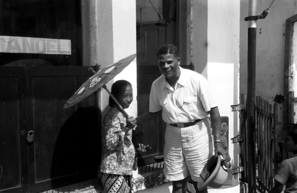 Djokjakarta. Kolonel Julian poseert met een Javansee vrouw met parasol, Bestanddeelnr 3976