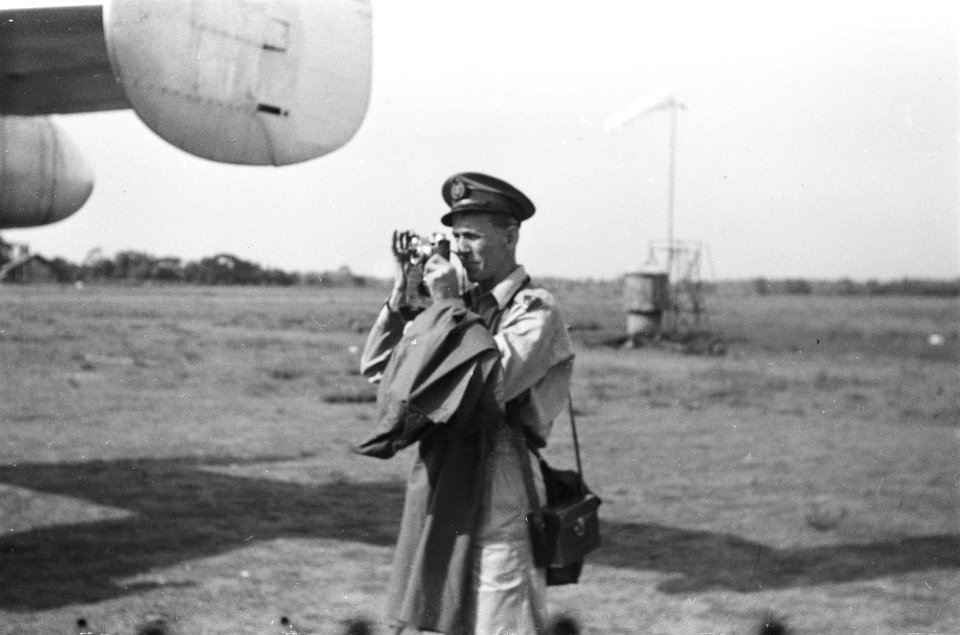 Djocja. Een militaire fotograaf met de rang van 1ste luitenatn, Bestanddeelnr 509-3-3