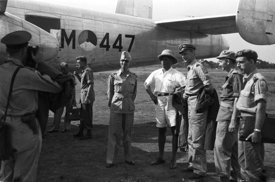 Djocja. Kolonel Julian poseert voor een fotograaf tezamen met kolonel D.R.A. van, Bestanddeelnr 509-3-1