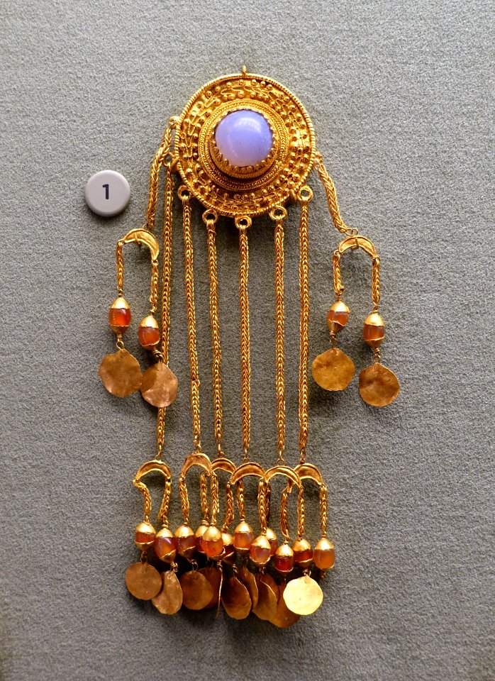 Disc brooch, Sarmatian, c. 150-100 BC, gold, chalcedony, carnelian - Morgan Library & Museum - New York City - DSC06630