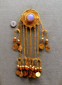 Disc brooch, Sarmatian, c. 150-100 BC, gold, chalcedony, carnelian - Morgan Library & Museum - New York City - DSC06630