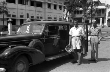 Djokjakarta. Kolonel Julian poseert bij een automobiel die eertijds van Soekarno, Bestanddeelnr 3980