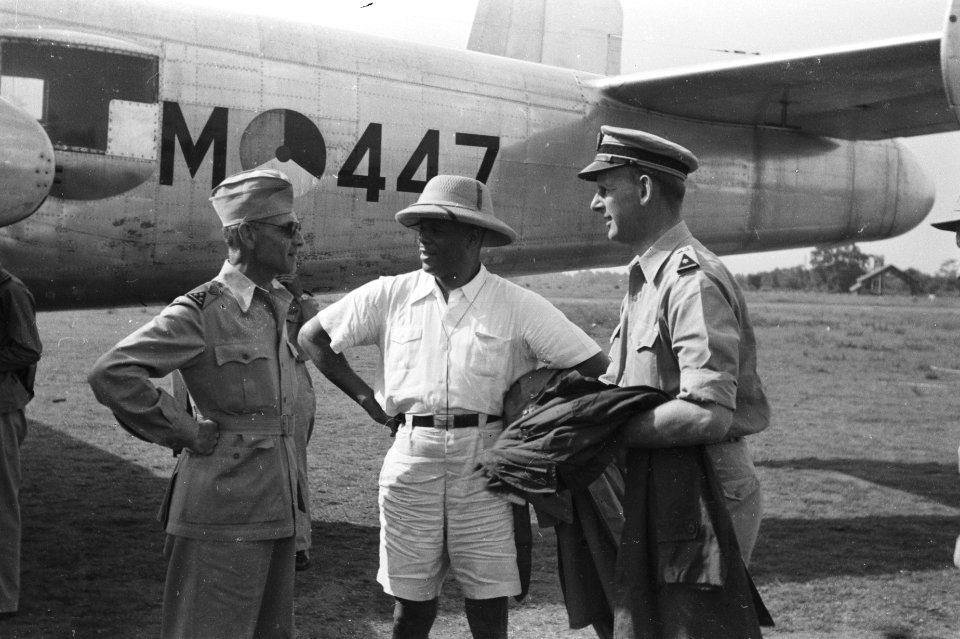 Djokjakarta Kol. H. Julian op het vliegveld in gesprek met kolonel D.R.A. van …, Bestanddeelnr 508-3-4
