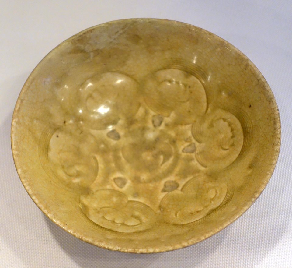 Dish, brown glaze ceramic - Lý dynasty, 11th-12th century AD - Vietnam National Museum of Fine Arts - Hanoi, Vietnam - DSC05397